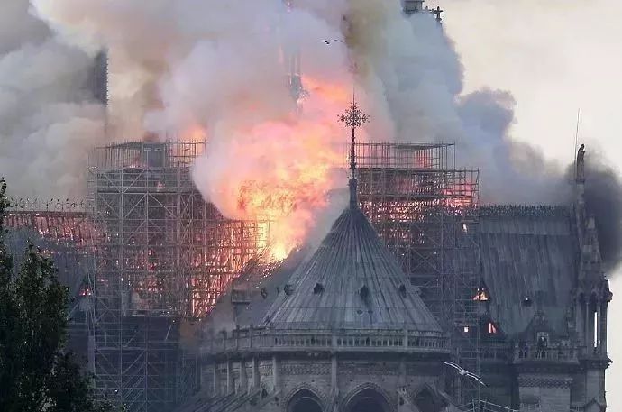 防火電纜生產(chǎn)滿足耐火需求:950℃明火中燃燒3小時仍能運行 防火電纜生產(chǎn)滿足耐火需求:950℃明火中燃燒3小時仍能運行